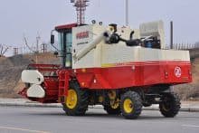 China soybean harvester 4LZ-8S self-propelled combine harvester price