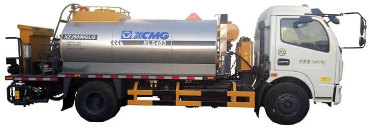 XCMG manufacturer 4*2 4000l small asphalt oil distributor truck XLS403 price