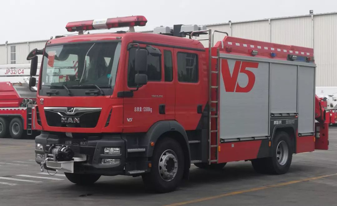 XCMG manufacturer AP50F1 Chineses 4x2 foam and water tanker fire truck for sale