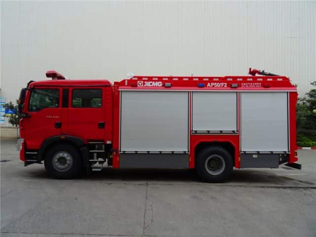 XCMG 5 ton multifunction water and foam fire fighting trucks AP50F2 with HOWO chassis