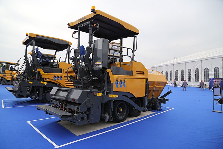 XCMG 4.5m 73.5KW road paver RP453L mini full hydraulic four wheel drive