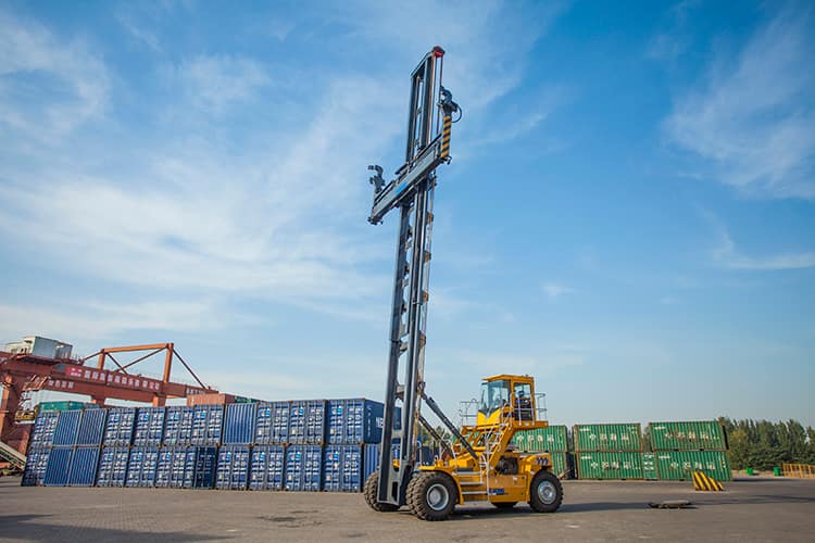 XCMG 9 ton empty container handler XCH907K mobile container reach stacker crane