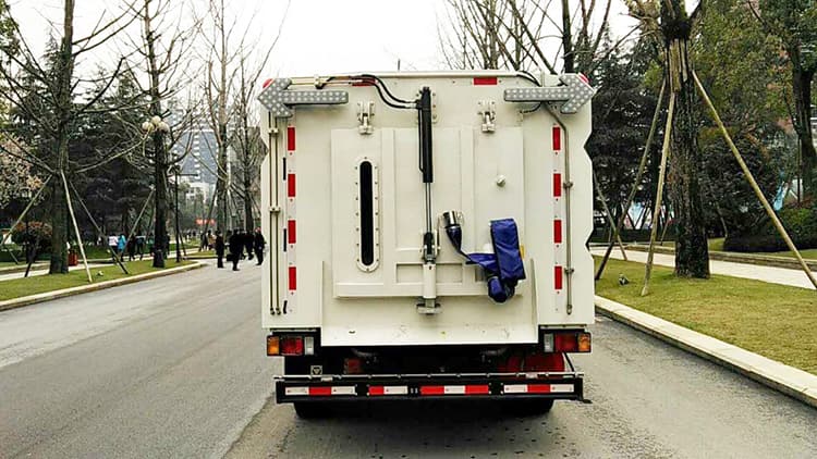 XCMG 5 ton 6200L Road Sprinkler Sweeping Truck XZJ5100TXSQ5 Sanitation Machinery price