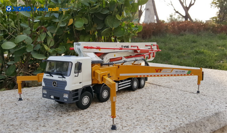 XCMG HB62K 1:35 Concrete Pump Truck Alloy Diecast Model for Display Decoration