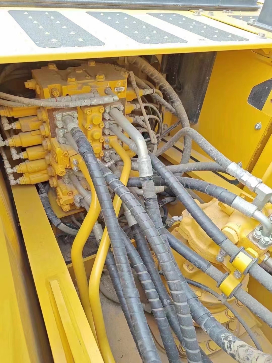 komatsu-pc200-8-old-excavators-excavating-equipments-tracked-excavator