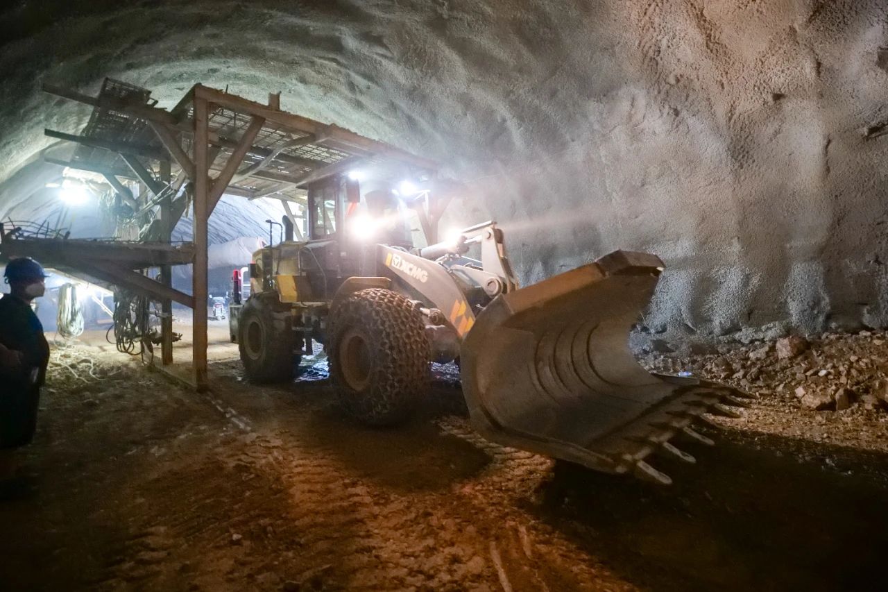 Construction Case of XC956 Side Dump Wheel Loader in Tunnel