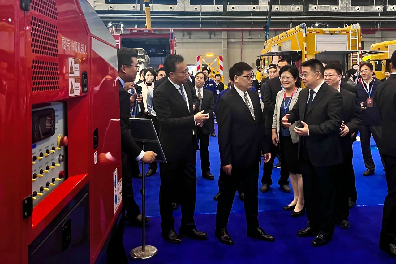 Deputy Minister Wang Daoxi of the Ministry of Emergency Management Investigates XCMG Emergency Rescue Equipment During the Expo Deputy Minister Wang Daoxi of the Ministry of Emergency Management Investigates XCMG Emergency Rescue Equipment During the Expo