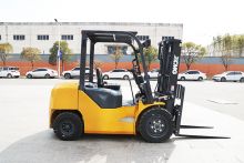 XCMG Japanese Engine XCB-D50 5ton Diesel Forklift Side Loader Import From China Forklift