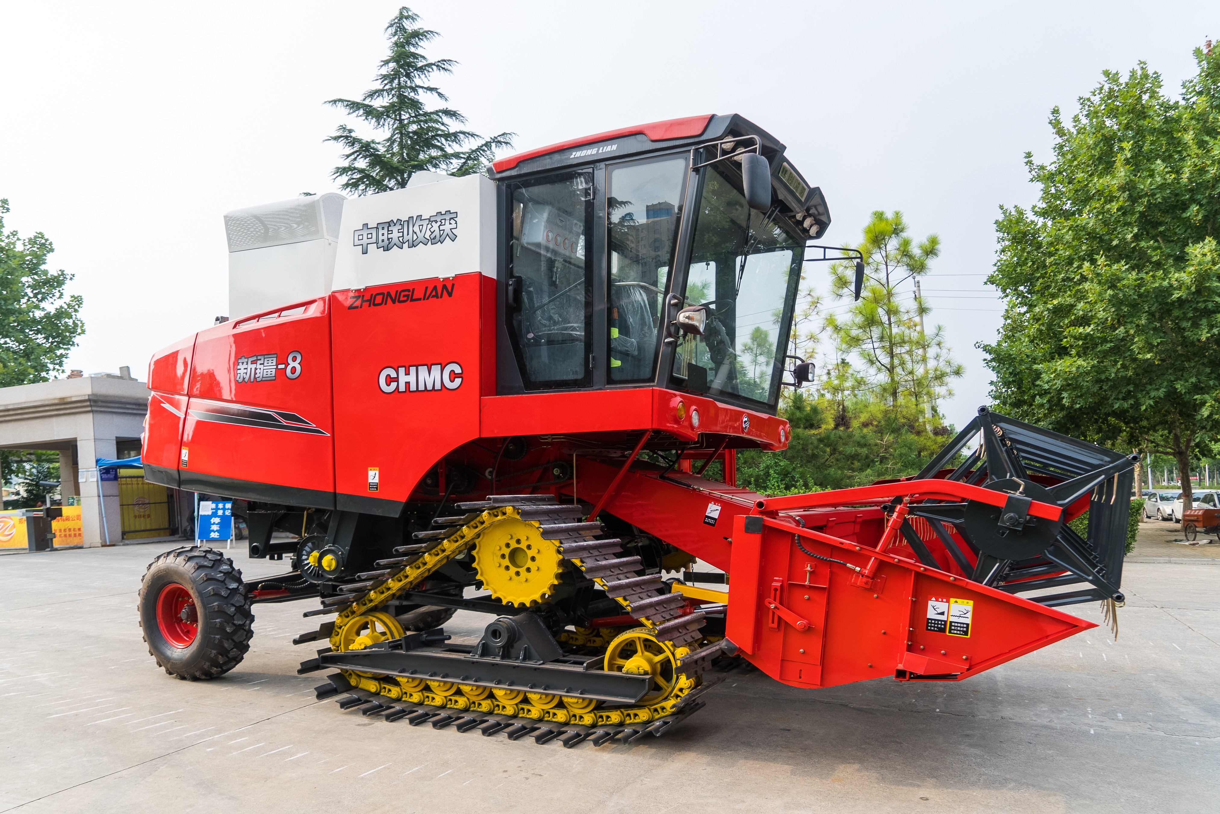 Combine With Rear Casters ZHONGLIAN 4LZ-9 front-track and rear-wheel combine harvester, MACHMALL
