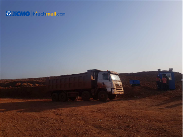 Chinese XCMG G7 8*4 dump truck 50 ton for sale