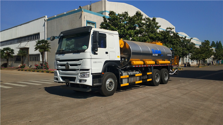 XCMG manufacturer 4*2 4000l small asphalt oil distributor truck XLS403 price