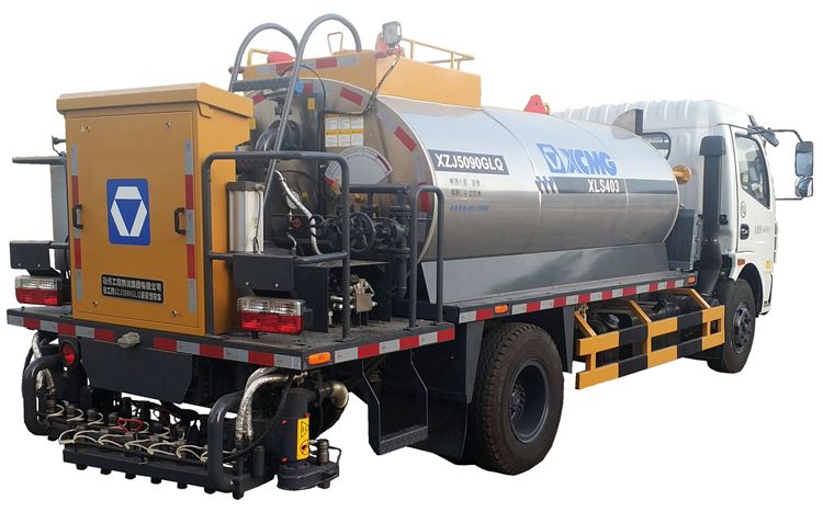 XCMG manufacturer 4*2 4000l small asphalt oil distributor truck XLS403 price