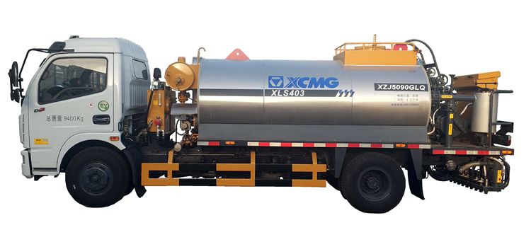 XCMG manufacturer 4*2 4000l small asphalt oil distributor truck XLS403 price