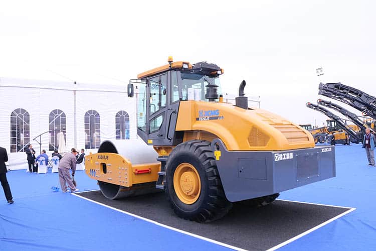 XCMG 26 ton vibratory road roller XS263J for sale