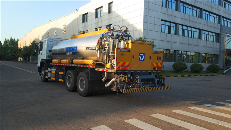 XCMG manufacturer 4*2 4000l small asphalt oil distributor truck XLS403 price