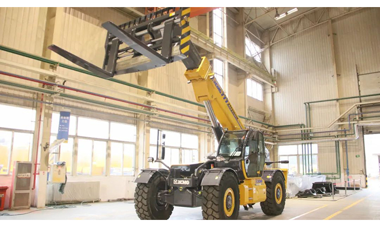 XCMG 23 ton telehanlder XTF23010 China mobile wheel heavy telescopic handler price