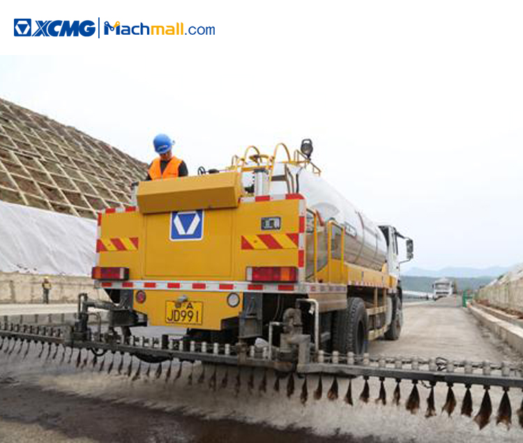 XCMG manufacturer 8 cbm asphalt distributor truck HOWO for sale