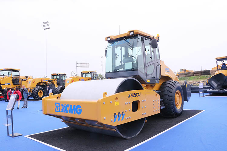 XCMG 26 ton vibratory road roller XS263J for sale