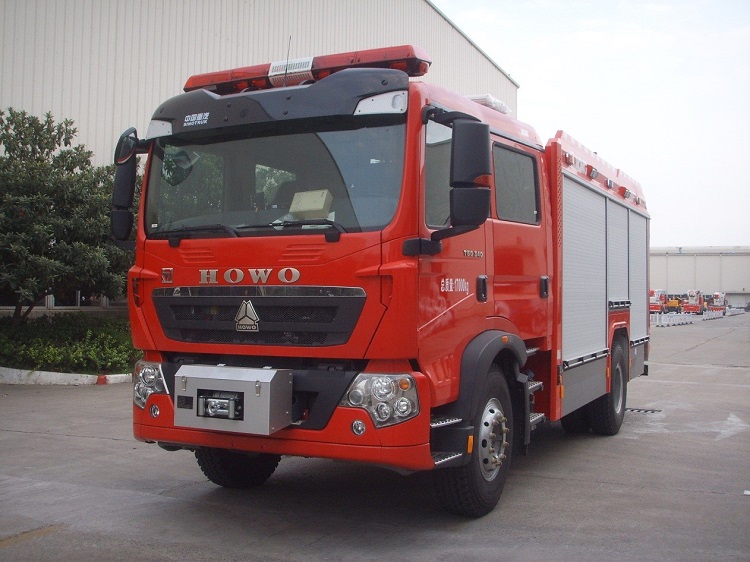 XCMG 5 ton multifunction water and foam fire fighting trucks AP50F2 with HOWO chassis