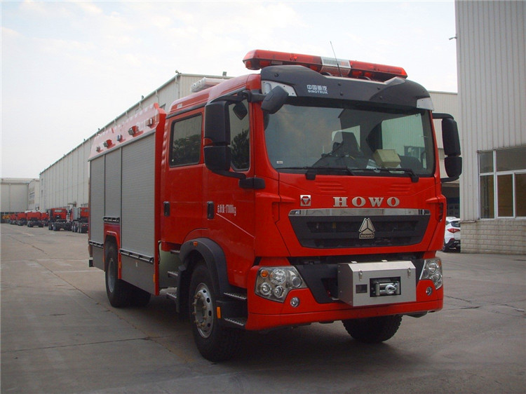 XCMG 5 ton multifunction water and foam fire fighting trucks AP50F2 with HOWO chassis