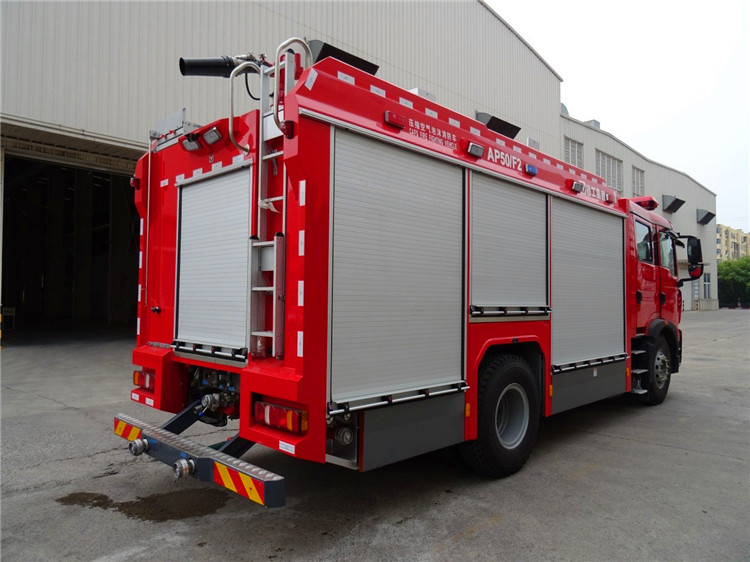 XCMG 5 ton multifunction water and foam fire fighting trucks AP50F2 with HOWO chassis