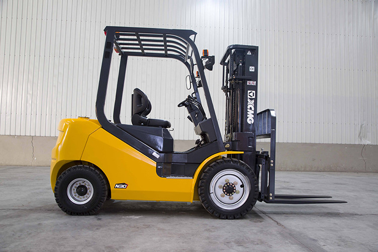 XCMG official 2 ton small forklifts FD20T Chinese mini diesel fork lift truck for sale