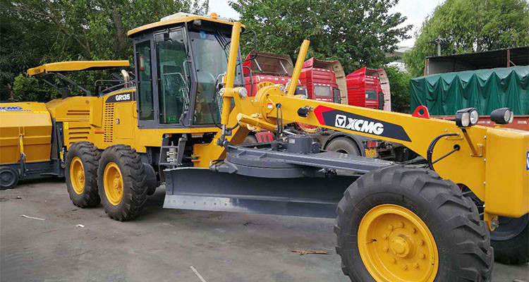 XCMG 135 HP New Small Motor Grader GR135 With Cummins Engine For Sale