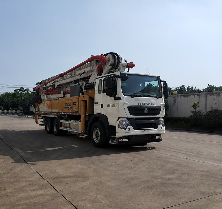 XCMG official concrete pump truck HB52V China new 52m concrete machine with HOWO chassis price