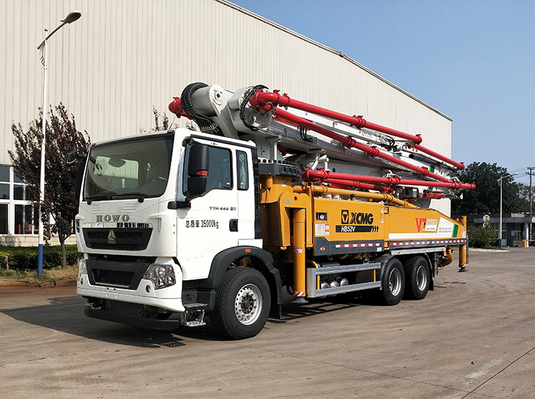 XCMG official concrete pump truck HB52V China new 52m concrete machine with HOWO chassis price