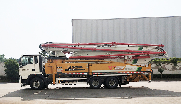 XCMG official concrete pump truck HB52V China new 52m concrete machine with HOWO chassis price