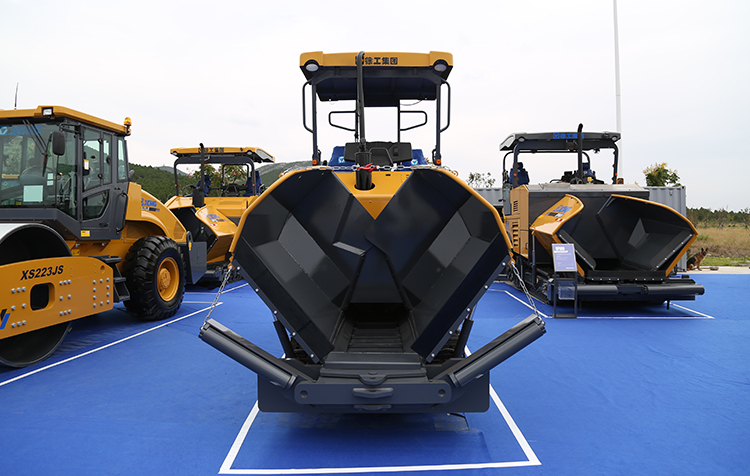 XCMG official 0.8m road paver RP403 China full-hydraulic small crawler asphalt paver machine price