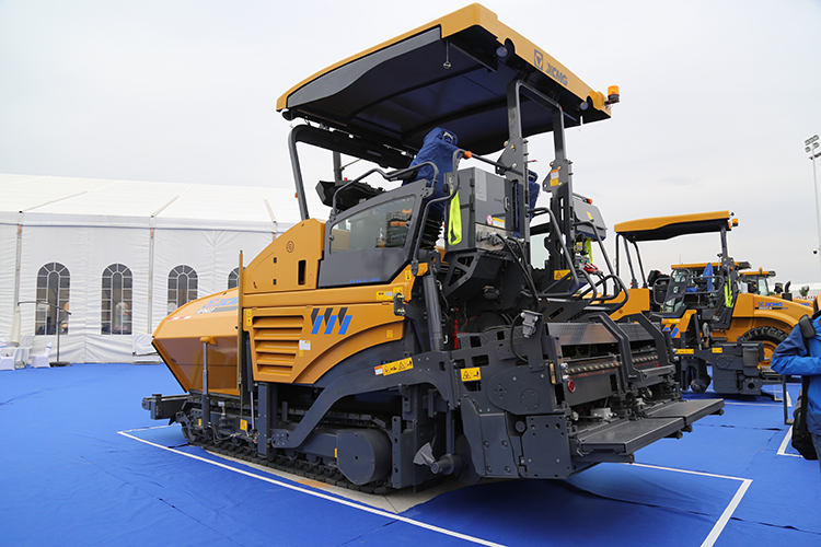 XCMG 6m road paver machine RP603 china mini asphalt concrete paving crawler road machinery price