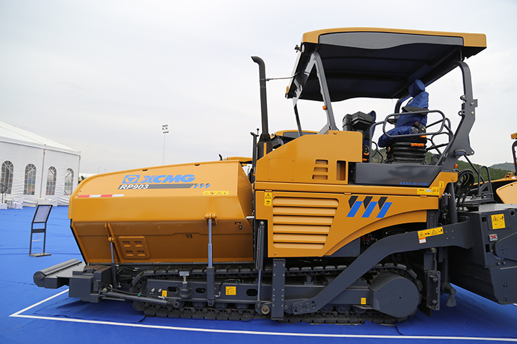 XCMG official 9m road concrete asphalt paver RP903 dual-drive paver laying road machine for sale