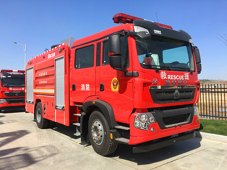 XCMG official 4x2 4 ton mini rescue fire truck SG40F2 new small water tank fire fighting truck price