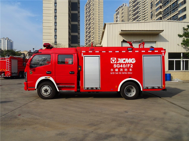 XCMG official 4x2 4 ton mini rescue fire truck SG40F2 new small water tank fire fighting truck price