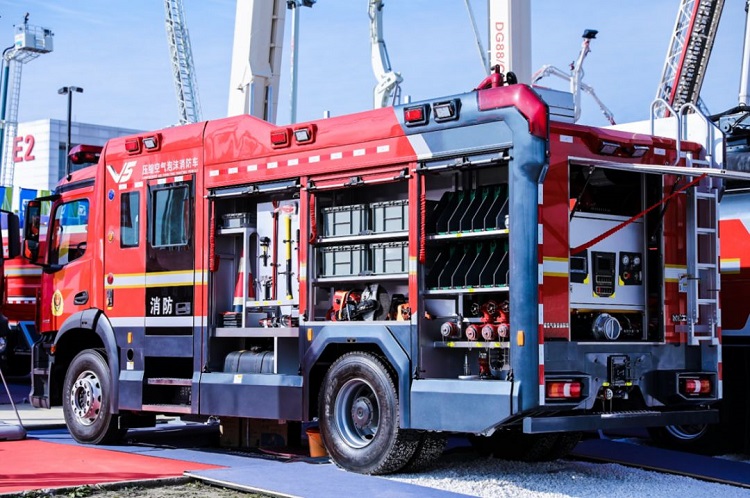 XCMG 8 ton 4x2 fire truck SG80F2 China water tank rescue fire fighting truck with HOWO chassis price