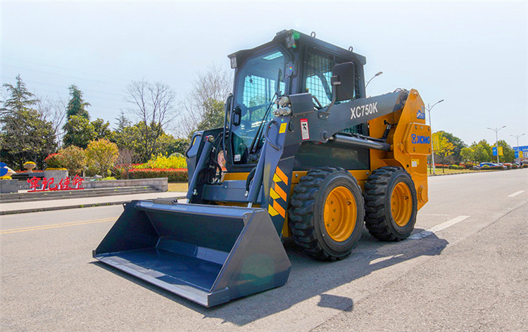 XCMG XC750K 1 ton Chinese mini skid steer loader with bucket and hammer