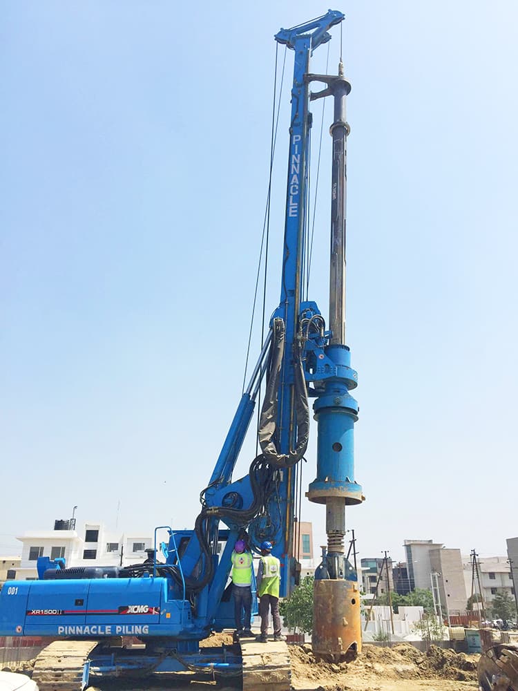 XCMG 150kn rotary drilling rig XR150D China hydraulic crawler mine drilling rig machine price
