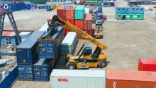 China XCMG 10 ton 16m Reach Stacker for 20ft 40ft Container Price