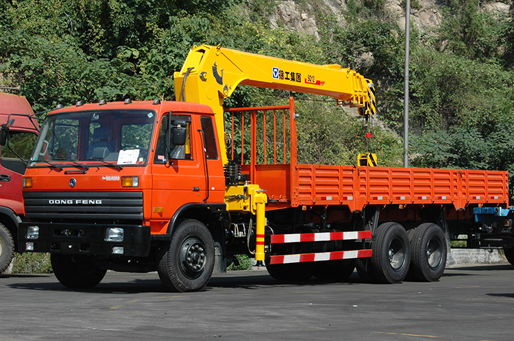 XCMG Factory 8 T Hydraulic Truck Mounted Pickup Crane SQ8SK3Q with Sinotruk Chassis for Sale