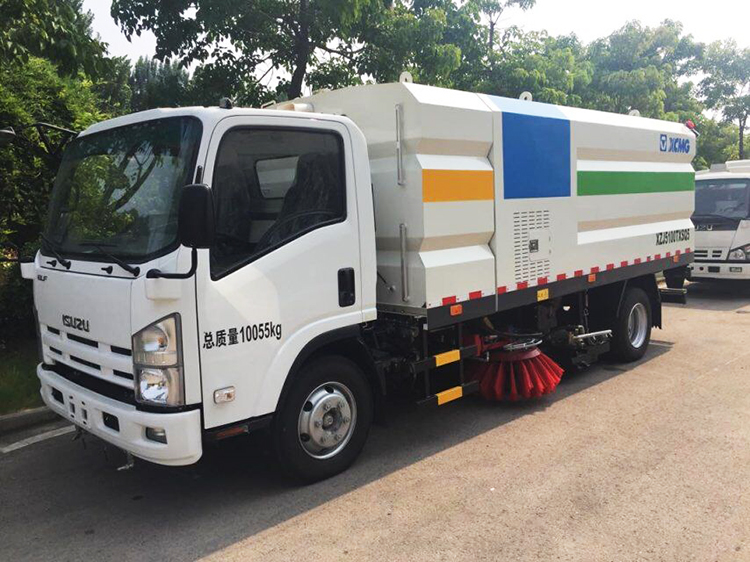 XCMG 5 ton diesel road sweeper truck XZJ5100TXSQ5 price