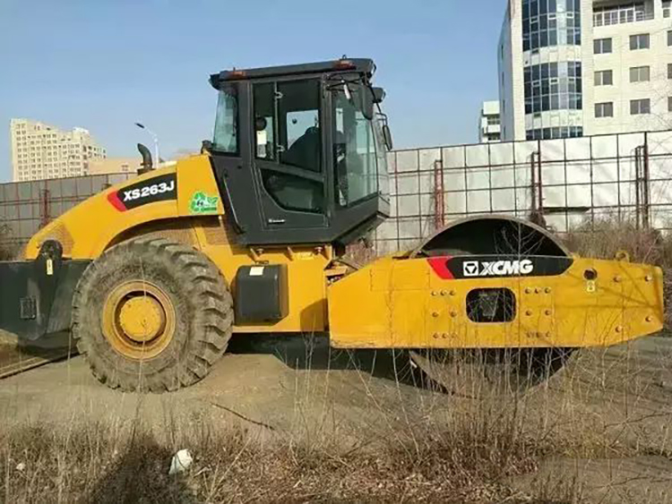 XCMG 26 ton vibratory road roller XS263J for sale