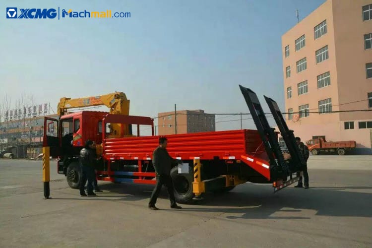 XCMG 4 ton small truck mount crane for sale