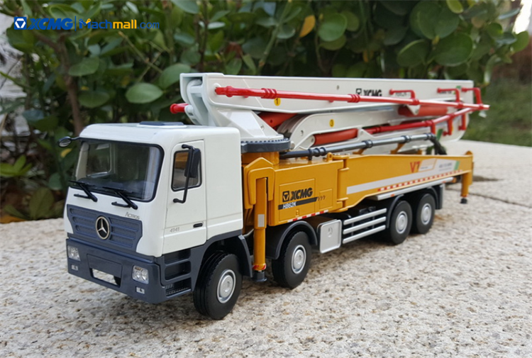 XCMG HB62K 1:35 Concrete Pump Truck Alloy Diecast Model for Display Decoration