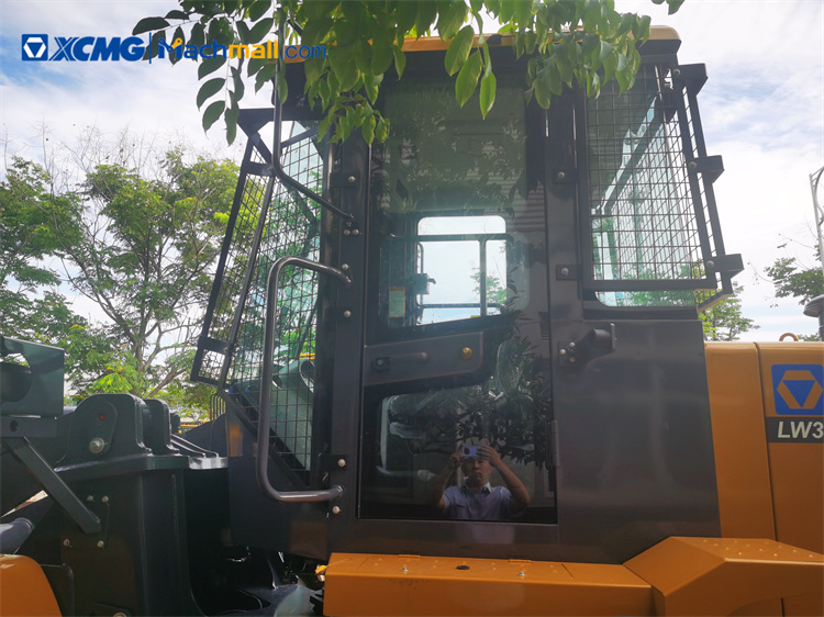 XCMG Manufacturer LW300KN 3 ton Front Loaders with Protective Cab Screen with good price