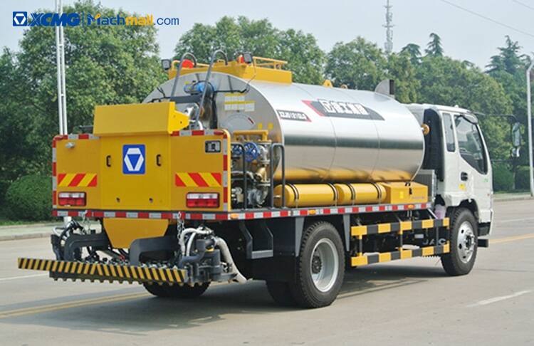 XCMG manufacturer 4*2 4000l small asphalt oil distributor truck XLS403 price