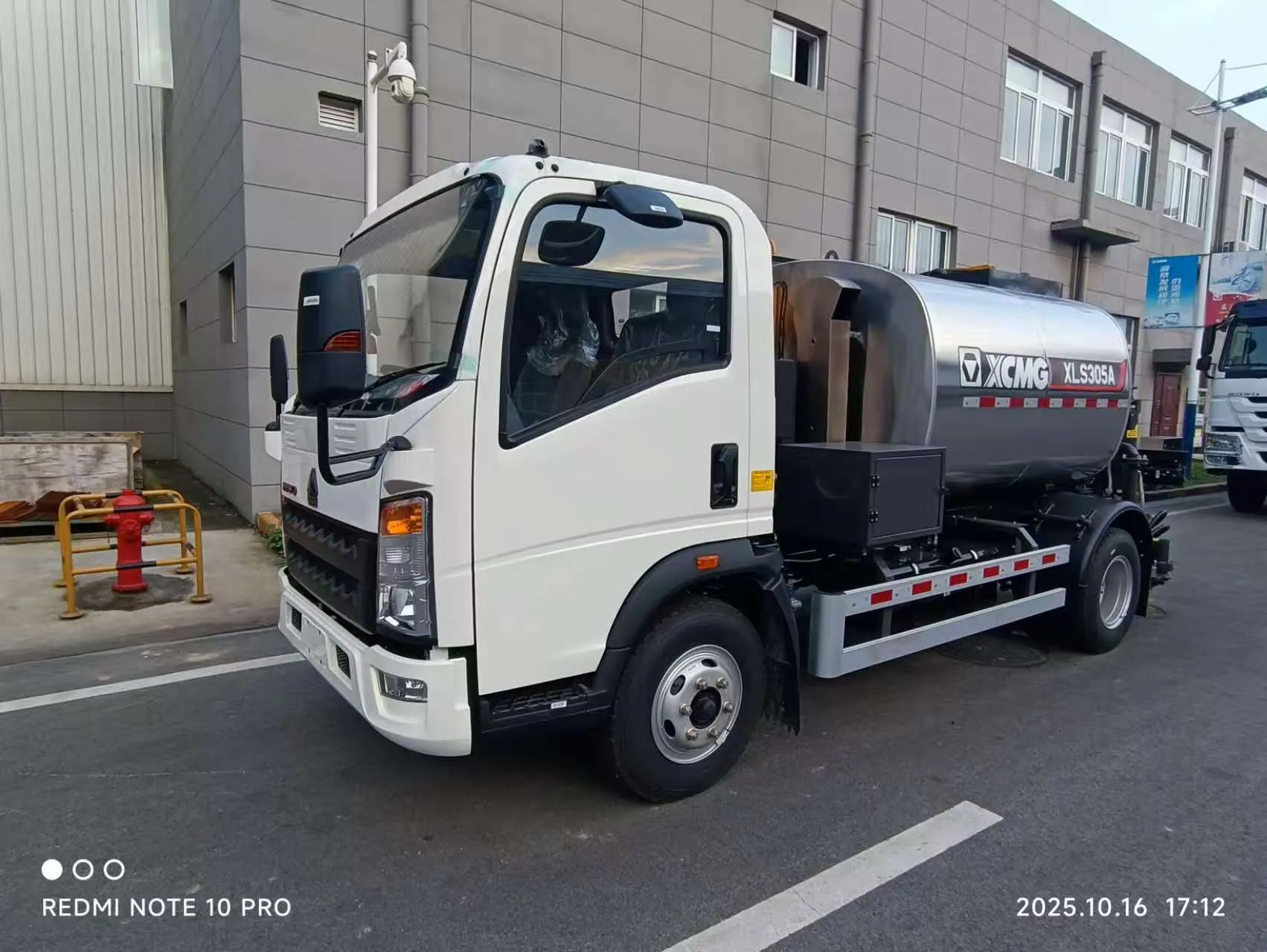 XCMG Official asphalt sprayer XLS305A road maintenance price