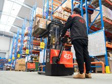EP self loading forklift 2 ton straddle stacker 3m lift height for sale