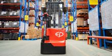 EP self loading forklift 2 ton straddle stacker 3m lift height for sale
