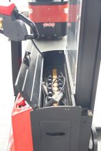 EP self loading forklift 2 ton straddle stacker 3m lift height for sale